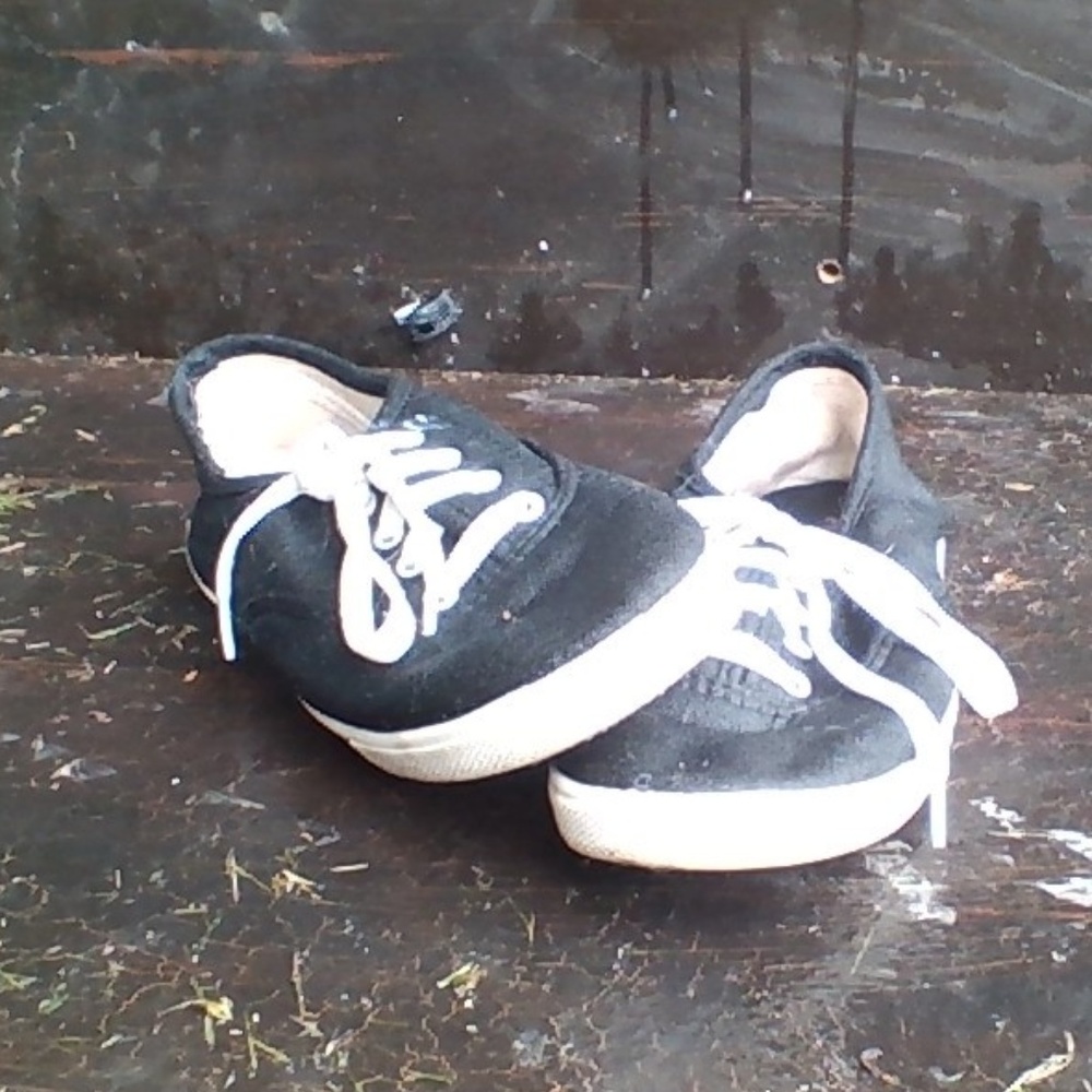 Black cloth shoes with white laces